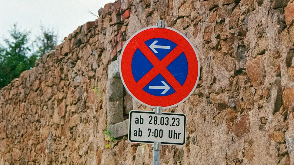 Schild mit zeitlich eingeschränktem Halteverbot