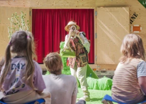 Darstellerin auf einer Bühne im Kindertheater