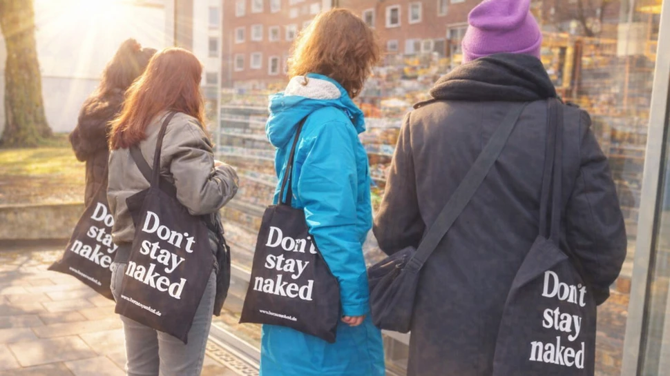 Gruppe von Menschen beim Gang durch die Straßen von Hamburg