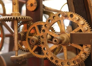 Ein altes Uhrenwerk aus Zahnrädern
