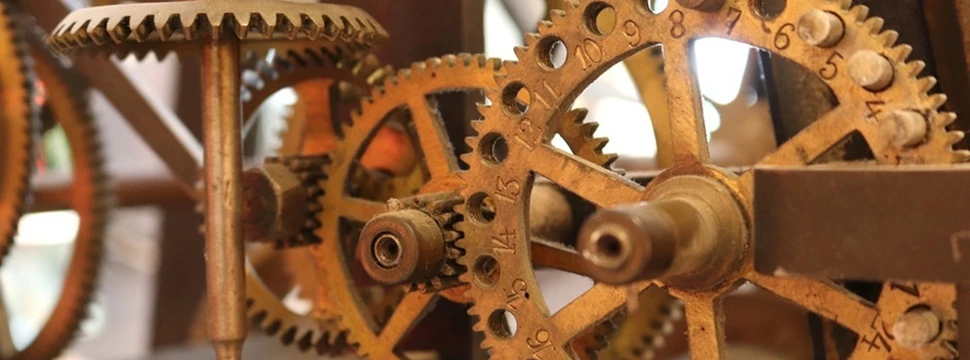 Ein altes Uhrenwerk aus Zahnrädern