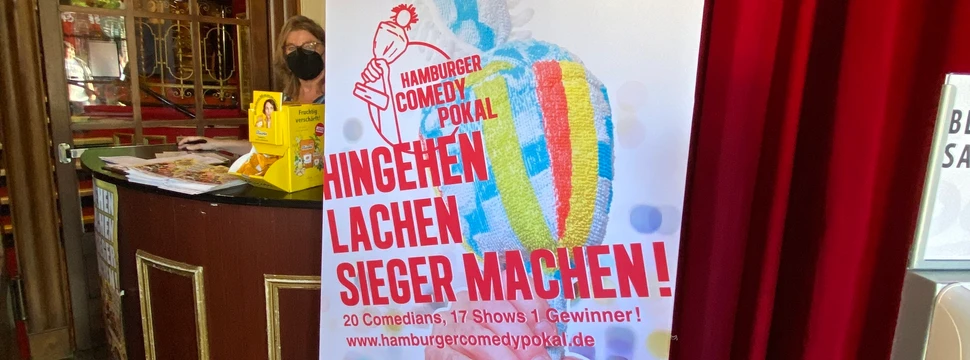 Comedy-Pokal-Plakat mit Schriftzug "Hingehen, Lachen, Sieger machen!"