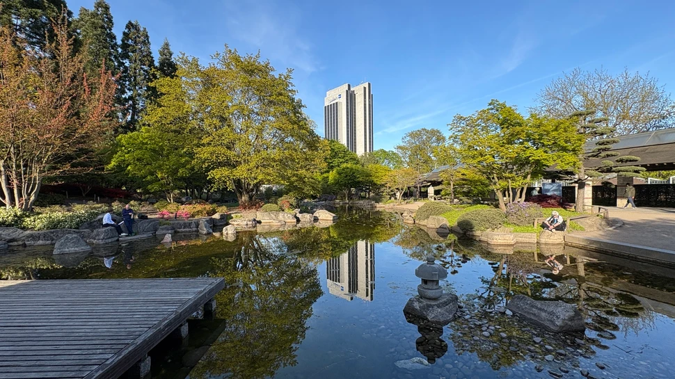 Spiegelung des Hotels Radisson Blu im Teich vom Japanischen Garten in Planten un Blomen