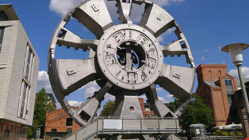 T.R.U.D.E vor dem Museum der Arbeit