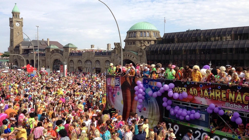 bunt verkleidete Menschen beim Schlagermove an den Landungsbrücken in Hamburg