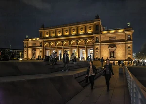 Fassade der Hamburger Kunsthalle bei Nacht mit Besuchern davor