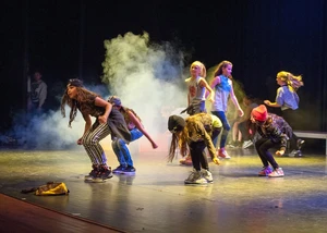 Kinder tanzen Breakdance auf einer Bühne