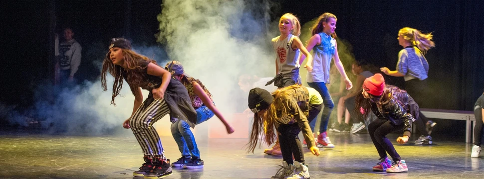 Kinder tanzen Breakdance auf einer Bühne