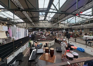 Blick in die Gleishalle im Oberhafen mit dem Markt der Möglichkeiten