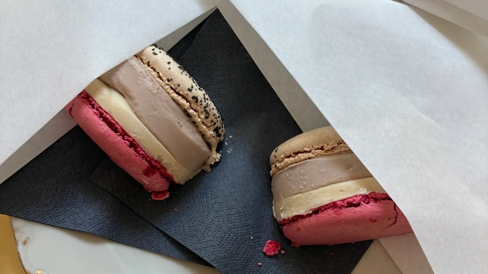 Macaron-Eis auf dem Tisch