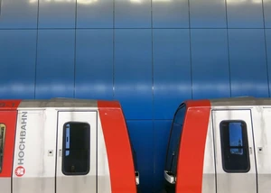 Eine HVV U-Bahn wartet an der Haltestelle