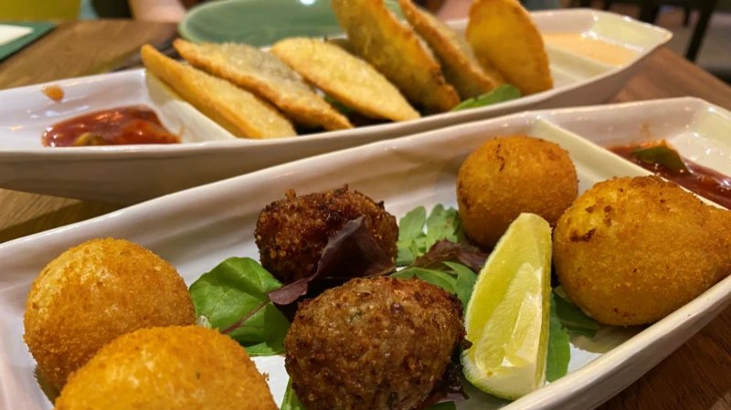 Brasilianische Vorspeisenauswahl: Empanadas, Coxinhas, Bolinha de Queijo & Quibe Brasilianische Vorspeisen im Restaurant Xodó, © hamburg-magazin.de