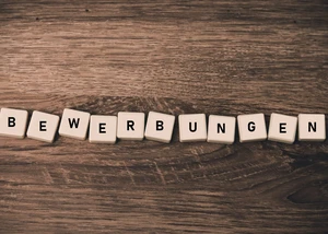 Bewerbungen ist mit Spielsteinchen geschrieben