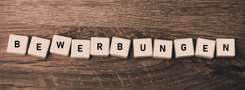 Bewerbungen ist mit Spielsteinchen geschrieben