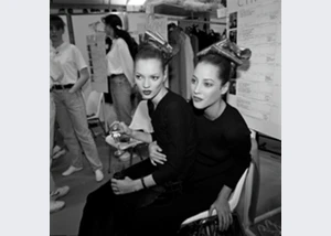 Kate Moss und Christy Turlington backstage, Paris 1994