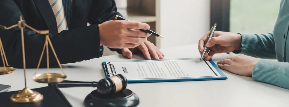 Vertragsunterzeichnung Vertragsunterzeichnung, © Amnaj Khetsamtip / iStock.com
