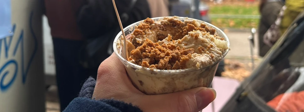 Ein Becher Lotus-Tiramisu bei der Tiramisu-Bar auf dem Isemarkt