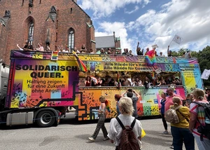 Ein bunter Truck auf dem CSD Hamburg