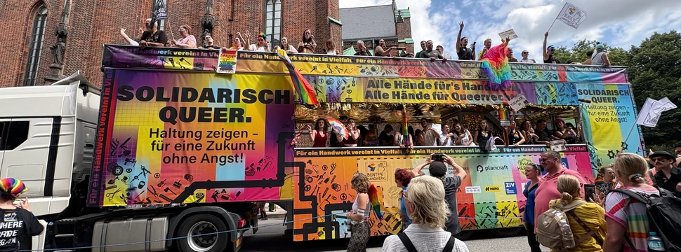 Ein bunter Truck auf dem CSD Hamburg