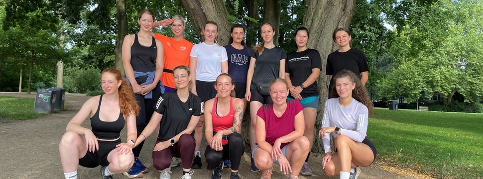 mehrere weibliche Läuferinnen haben sich für ein Foto zusammengestellt