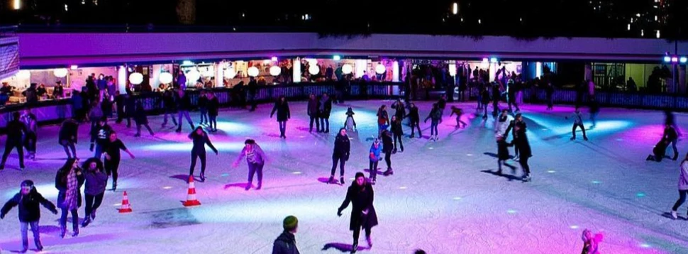 Schlittschuläufer auf der Eisbahn EisArena Hamburg