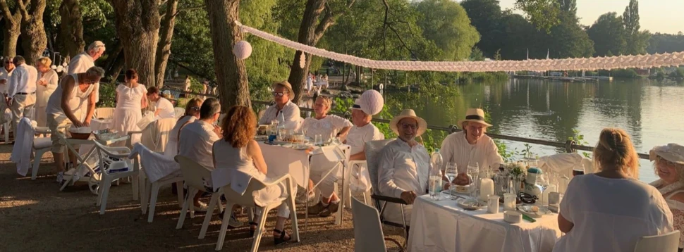 "Weißes Dinner": Festliche Tafeln schmücken den Außenmühlendamm, © Harburg Marketing e.V.