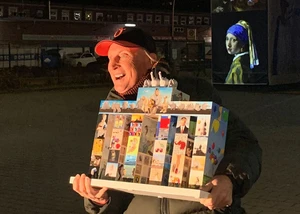 Otto Waalkes mit einer Global-Gate-Miniatur