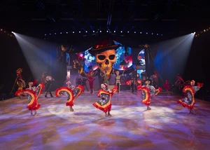 Eiskunstläuferinnen mit farbenfrohen Kostümen