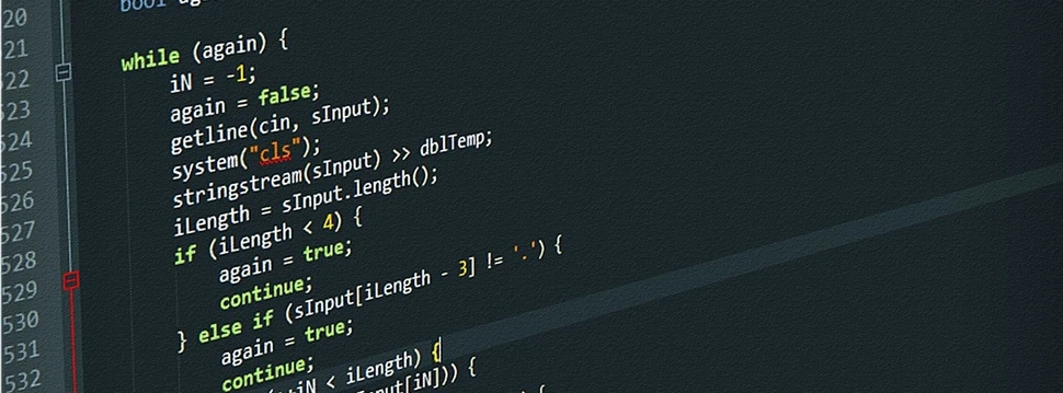 Bunter Programmcode auf dunklem Monitor mit verschiedenen Syntax-Elementen und Funktionen in leuchtenden Farben.