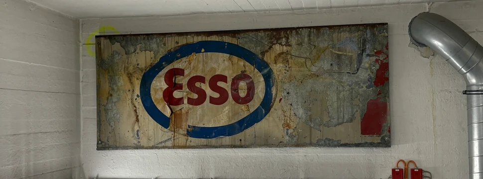 Führung Reliquien der Reeperbahn Original Tankstellenschild der ESSO Nachttankstelle der Reeperbahn, genannt "Kiez-Tanke"