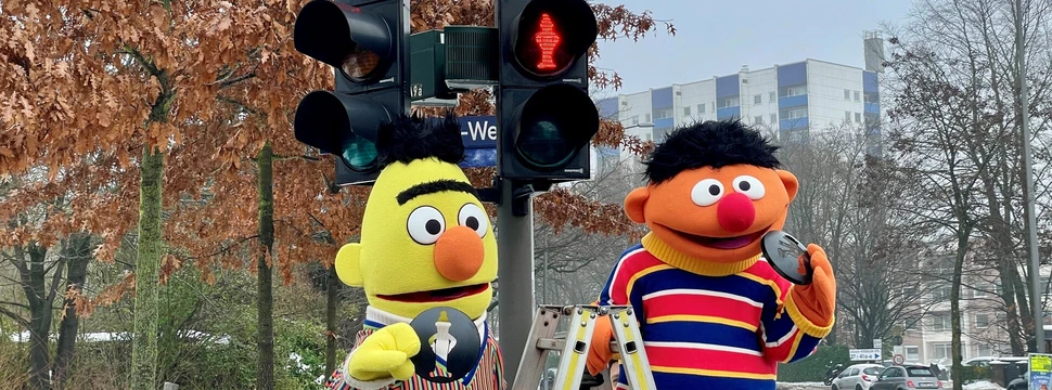 Ernie und Bert Figuren vor einer Ampel