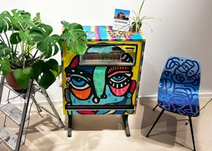 Ein Möbelstück und ein Stuhl von der Künstlerin BONA Berlin gestaltet