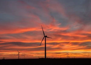 Windkraftanlagen bei Sonnenuntergang