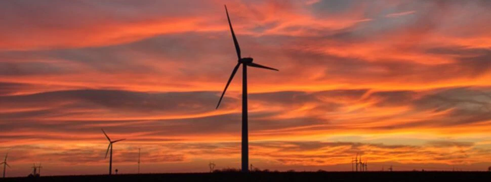 Windkraftanlagen bei Sonnenuntergang
