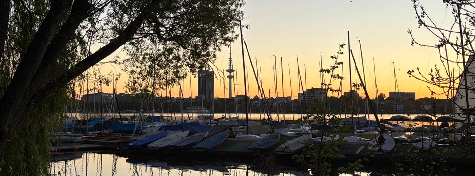 Segelboote auf der Außenalster in der Dämmerung