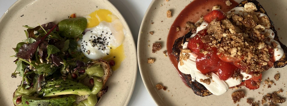 Zwei leckere Brunch-Kreationen: Avocadobrot mit Ei und French Toast mit Beeren. Zwei kunstvolle Gerichte auf beigen Keramiktellern: Avocadobrot mit Ei und French Toast mit Beeren.