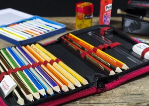 Aufgeklappte Federtasche und verschiedene Stifte