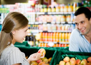 Flirt im Supermarkt, © iStock.com/FlairImages
