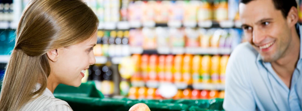 Flirt im Supermarkt, © iStock.com/FlairImages