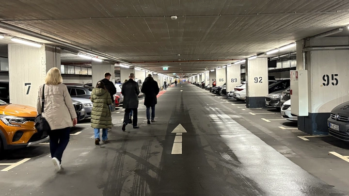 Galerie-Bild 4: Gruppe von Menschen läuft durch das Parkdeck vom Spielbudenplatz, ein ehemaliger Bunker