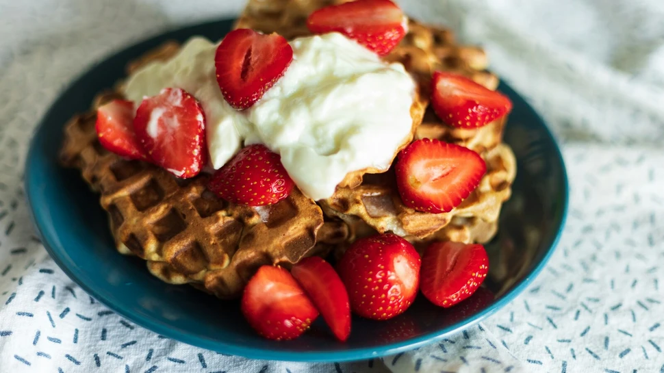 Waffeln mit Erdbeeren und Sahne