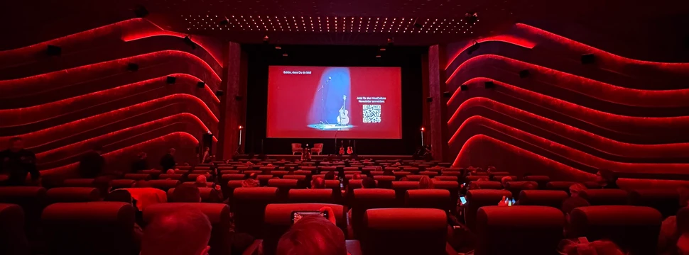 Rot beleuchteter Saal der Astor Filmlounge in der HafenCity
