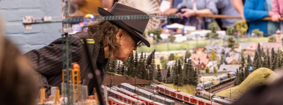 Udo Lindenberg betrachtet die Züge im Miniatur Wunderland Hamburg