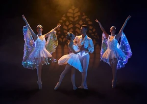 Ballett Tänzerinnen in leuchtenden Kostümen