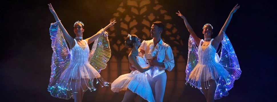 Ballett Tänzerinnen in leuchtenden Kostümen