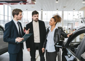 Autokäufer im Autohaus Autohaus, © Antoni Shkraba / pexels.com