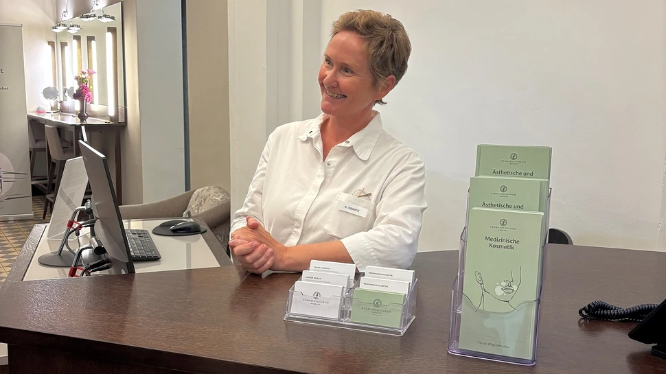 Begrüßung von Claudia Oelrich im Dermatologikum Hamburg Claudia Oelrich leitet die medizinische Kosmetikabteilung Dermatologikum Hamburg