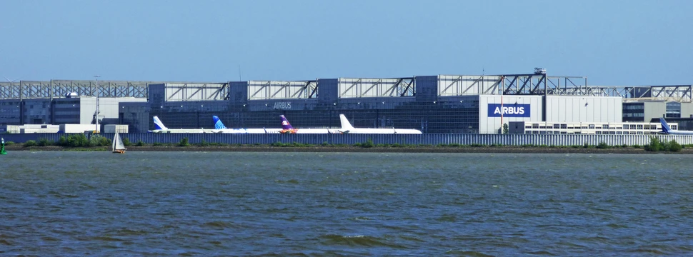Airbus-Werk von der Elbe aus gesehen