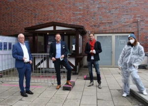 MdB Dr. Matthias Bartke (SPD), Gerhard Löwe Center Manager Elbe Einkaufzentrum und Axel Strehlitz Geschäftsführer Corona Freepass, Mitarbeiterin CFP (vlnr), Pressefoto