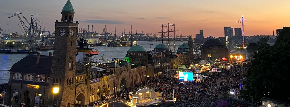 Landungsbrücken in der Abenddämmerung
